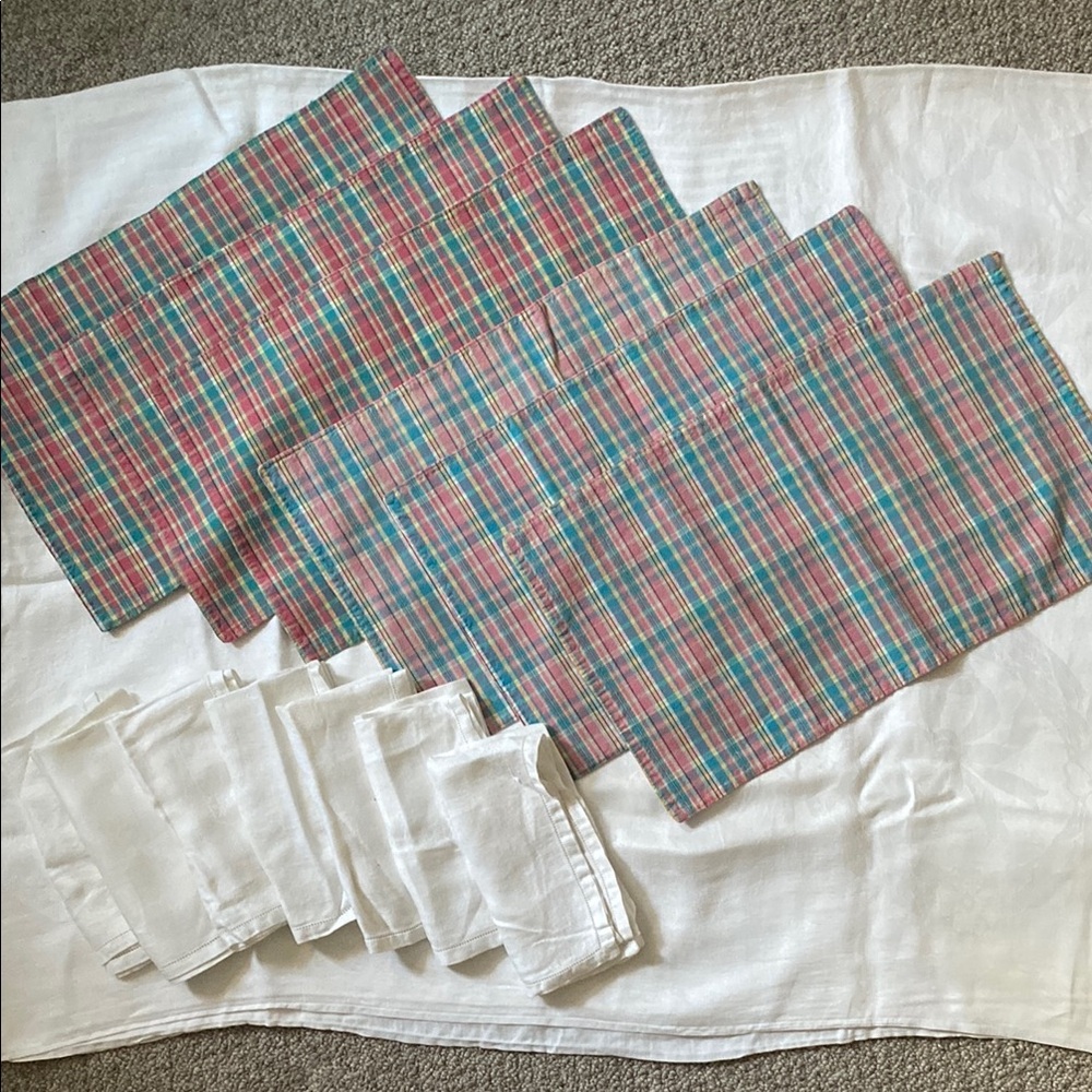 Plaid and White Table Linens Set